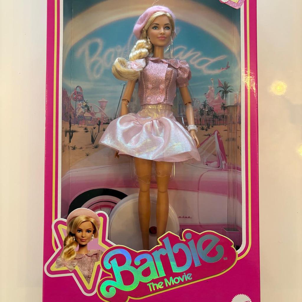 Barbie The Movie Doll – Margot Robbie as Barbie in Signature Pink Outfit (Collector Edition)
